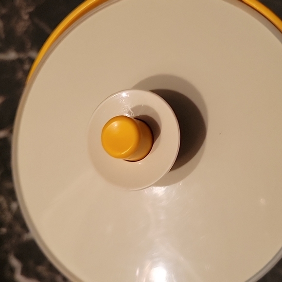 Vintage Tupperware Orange 2 Quart Push Button Pitcher - Picture 3 of 9